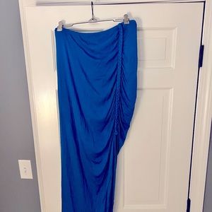 Loveappela sz M, amazing color blue and high slit 😍
